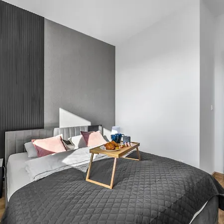 Praga - Modern Apt, Parking, Near River - By Rentujemy