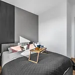 Praga - Modern Apt, Parking, Near River - By Rentujemy